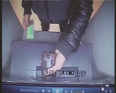 男子將可樂倒進(jìn)取款機(jī)。