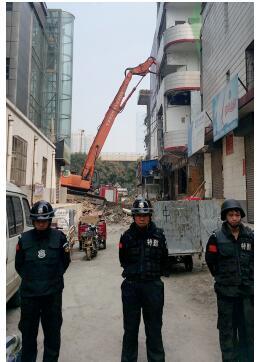 根據(jù)《太原市和小 店區(qū)平陽路街道親賢城中村改造拆遷安置補(bǔ)償方案》，結(jié)合親賢實(shí)際，親賢社區(qū)補(bǔ)償安置采取“商業(yè)用房安置+小戶型公寓住宅安置+貨幣補(bǔ)償”的方式，其中每分 （0.1 畝）置換商業(yè)用房50平方米+小戶型公寓住宅80平方米+貨幣補(bǔ)償20萬元人民幣。（拍攝：2015年9月17日）