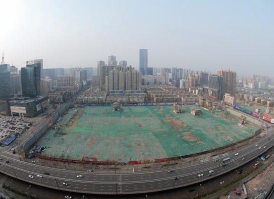 2016年4月，經(jīng)過持續(xù)攻堅(jiān)，親賢社區(qū)西北片區(qū)的拆遷工作基本告一段落，但在鋪設(shè)了防塵綠網(wǎng)的空地中，至今仍有3戶居民選擇了“堅(jiān)守”。(拍攝：2016年4月4日)