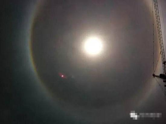 上?，F(xiàn)UFO 專家稱光圈是日暈亮點或是飛行器(圖)