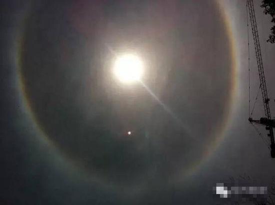 上?，F(xiàn)UFO 專家稱光圈是日暈亮點或是飛行器(圖)