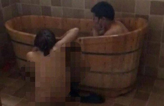 視頻顯示，一男一女赤身裸體地在浴盆中洗澡。