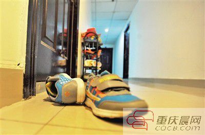 出事小孩的鞋子凌亂地擺放在自家門前。