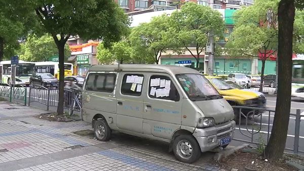 被棄置在人行道上的面包車。