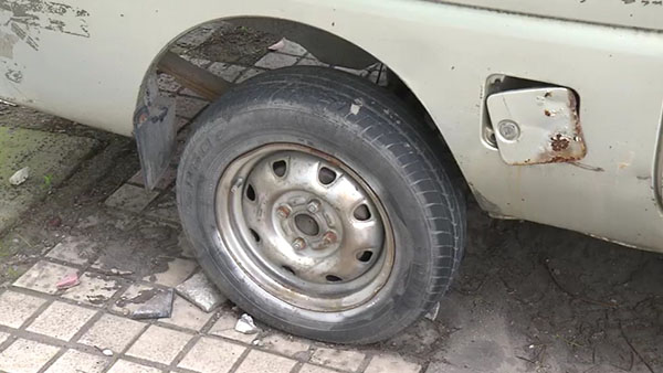 小面包車的輪胎已經(jīng)基本脫離了輪轂。