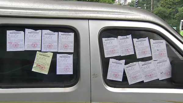 面包車上滿滿貼了14張罰單。