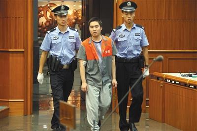 昨天上午，強(qiáng)奸幼女的楊某被帶進(jìn)法庭聽候?qū)ψ约旱慕K審判決。通訊員 李佳 攝