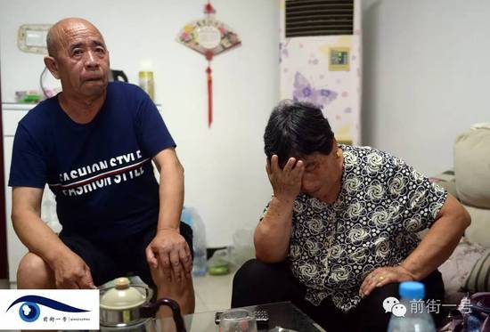 李亞榮的公婆談及李亞榮時(shí)淚流不止。