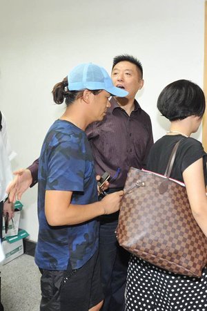 新京報快訊(記者劉洋)今天上午9時許，王寶強(qiáng)在律師張起淮的陪同下到北京朝陽法院，起訴離婚并交納訴訟費。王寶強(qiáng)方預(yù)估財產(chǎn)總額至少在1個億，法院遂按照1億元暫計財產(chǎn)價值，依據(jù)《訴訟費交納辦法》收取了訴訟費24.9575萬元。