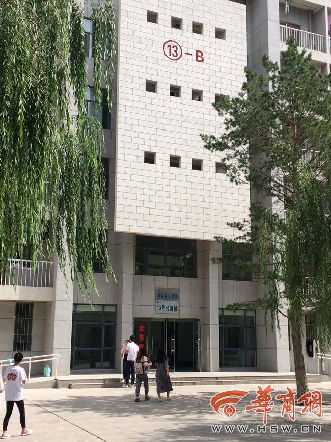 8月30日，榆林學(xué)院有學(xué)生發(fā)微博對(duì)女生宿舍樓住進(jìn)男生提出質(zhì)疑。9月3日，學(xué)校宣傳部門回應(yīng)，女生宿舍樓里確實(shí)住著3名男研究生，但該樓的格局是套間，跟單元房一樣是獨(dú)立的，大學(xué)應(yīng)有包容的精神。