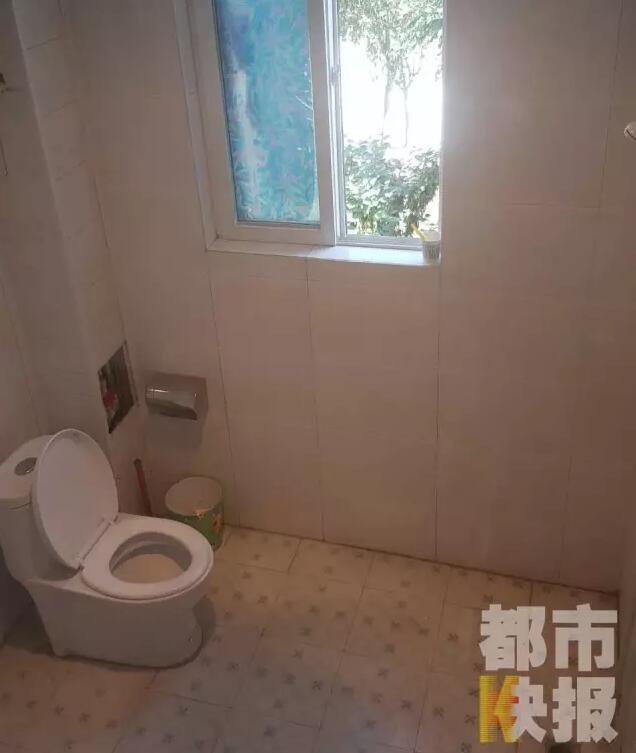 西安市戶縣草堂鎮(zhèn)的李家?guī)r村，有多戶人家經(jīng)營(yíng)著農(nóng)家樂(lè)，但昨晚發(fā)生的這件事情打破了這里的寧?kù)o。村民：“縣上的、鎮(zhèn)上的警察，還有村干部好多人在那兒，說(shuō)是女的在衛(wèi)生間生產(chǎn)，把娃從窗子扔下來(lái)。”農(nóng)家樂(lè)員工：“(聽(tīng)說(shuō))直接從二樓扔下來(lái)了，呀，太殘忍了?！弊蛲淼氖?，很多人今早才聽(tīng)說(shuō)，震驚之余更感到惋惜。記者今天在高冠西五巷口找到了大家所說(shuō)的農(nóng)家樂(lè)，一夜過(guò)去了，作為和那名女顧客有過(guò)交集的老板娘，心情仍然很沉重。