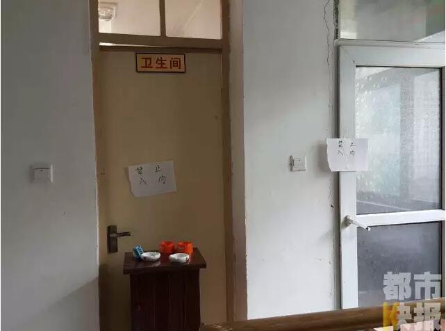 當(dāng)馮女士走出大門(mén)，繞到院子的側(cè)面時(shí)，衛(wèi)生間窗戶下方草叢中的一幕，讓她驚出了一身冷汗。農(nóng)家樂(lè)老板娘馮女士：“就是孩子，旁邊帶著胎盤(pán)?！弊蛲硎稽c(diǎn)半事發(fā)后，馮女士報(bào)了警，很不幸，男嬰已經(jīng)死亡。涉及的兩個(gè)房間，暫時(shí)被封鎖，里面已經(jīng)清理干凈。隨后記者也從轄區(qū)草堂派出所了解到，這兩男一女三人是朋友關(guān)系，女子的年齡大概是二十二三歲。該女子事發(fā)后被送往醫(yī)院，同行的兩名男子當(dāng)時(shí)被警方帶去派出所接受了筆錄調(diào)查后，已經(jīng)離開(kāi)了派出所。