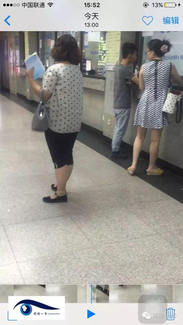 該女子在大廳內(nèi)徘徊發(fā)現(xiàn)女患者便主動上前搭訕。
