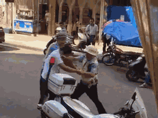 嫌疑男子涉嫌無證駕駛摩托車，且車輛違規(guī)加裝遮陽傘并在行駛時不戴安全頭盔，辱罵毆打執(zhí)法交警。 本文圖片均來自 廣西梧州在線警務(wù)