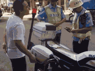 廣西梧州一男子騎車違法加裝遮陽傘，辱罵腳踹執(zhí)法交警被拘