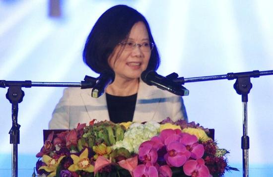 蔡英文向教師溫情喊話教師嗆：太晚了?。▓D片來源：臺(tái)灣《聯(lián)合報(bào)》）