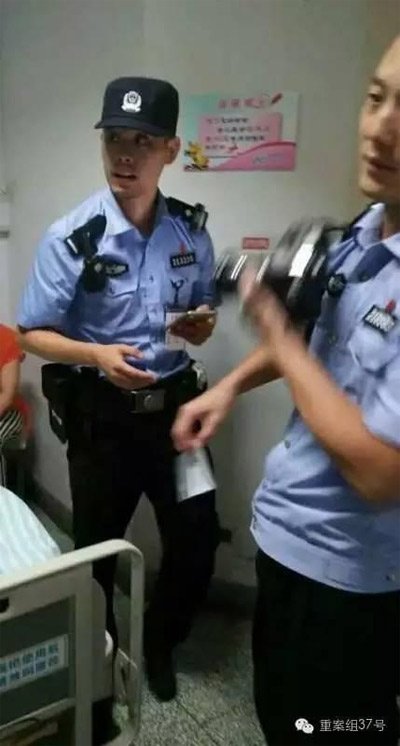 民警到醫(yī)院對秦女士體內(nèi)子彈取證調(diào)查。 受訪者供圖
