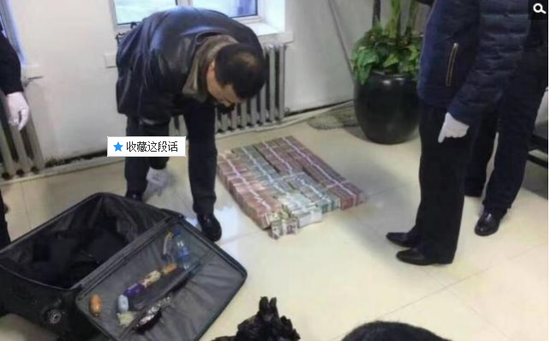 京華時(shí)報(bào)訊昨天凌晨1點(diǎn)左右，黑龍江省密山市一銀行金庫發(fā)生搶劫案。一名身穿迷彩服男子準(zhǔn)備劫取現(xiàn)金時(shí)被發(fā)現(xiàn)，致一名金庫值守人員死亡，隨后棄款而逃。目前，該男子尚未歸案，案件正在全力偵辦中。