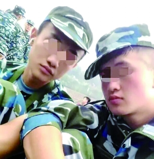 入學(xué)軍訓(xùn)時(shí)，滕某（左）和蘆海清的合影
