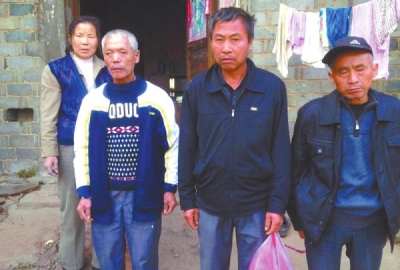 已被判死緩、在獄中服刑的4個村民的家人一直在為兒子喊冤。圖片來自網(wǎng)絡(luò)