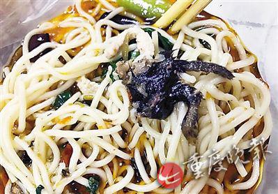 照片顯示，酸菜肉絲面有疑似老鼠腿物體。(圖片來自網(wǎng)絡(luò))