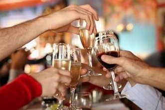 男子拼酒憋爆食管 你還敢這樣喝酒嗎？(組圖)