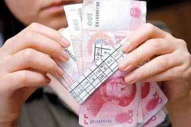 最低工資標(biāo)準(zhǔn)上調(diào)，在原最低工資標(biāo)準(zhǔn)線的勞動(dòng)者工資將提高，到手工資會(huì)跟著上漲。