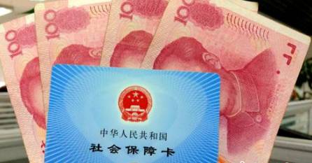 從今年1月1日開始，原有的失業(yè)保險(xiǎn)費(fèi)率是1.5%的有22個(gè)省份，包括新疆生產(chǎn)建設(shè)兵團(tuán)，可以在確保失業(yè)保險(xiǎn)金按時(shí)足額發(fā)放、穩(wěn)崗補(bǔ)貼順利實(shí)施的基礎(chǔ)上，可以降低0.5個(gè)百分點(diǎn)。個(gè)人的費(fèi)率不超過單位的費(fèi)率。