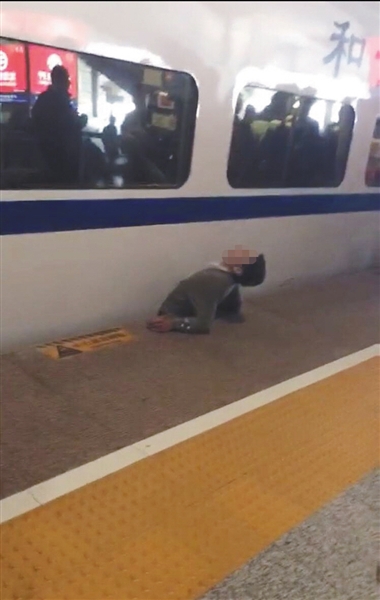 視頻顯示，一男子下半身被卡在站臺(tái)與列車之間縫隙。