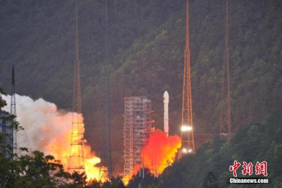 4月12日19時04分，中國西昌衛(wèi)星發(fā)射中心成功發(fā)射實踐十三號衛(wèi)星。 葉樂峰 攝