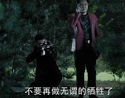 《人民的名義》原著小說(shuō)有這么一段：趙瑞龍要找殺手殺了侯亮平，結(jié)果趙瑞龍的三姐發(fā)話：侯亮平要是死了趙瑞龍也要死!這就說(shuō)明了大boss趙立春沒(méi)把握在侯死后的各方反應(yīng)中護(hù)住兒子趙瑞龍，因此，這就告訴了讀者，侯亮平的背景絕對(duì)不比趙立春差!