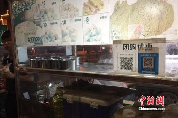 不少小商販都用上掃碼支付。中新網(wǎng) 吳濤 攝