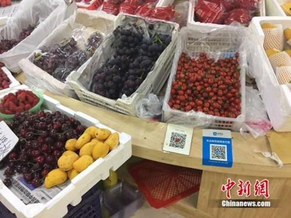 某水果攤，收款二維碼貼在顯眼位置。中新網(wǎng) 吳濤 攝