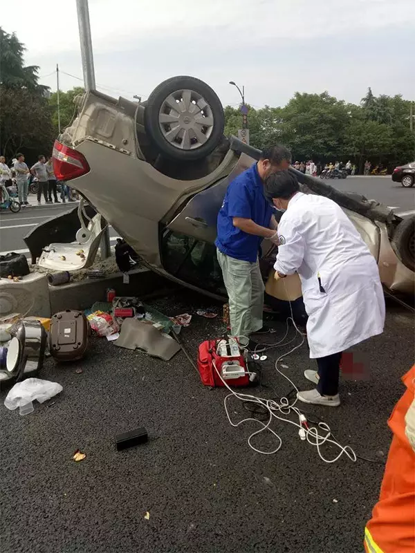 不值！小車四腳朝天司機(jī)身亡 死者只為偷幾罐奶粉