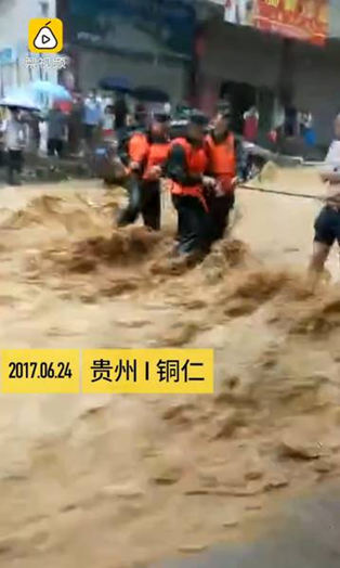 圖為6月24日，貴州銅仁多個區(qū)縣遭暴雨襲擊。