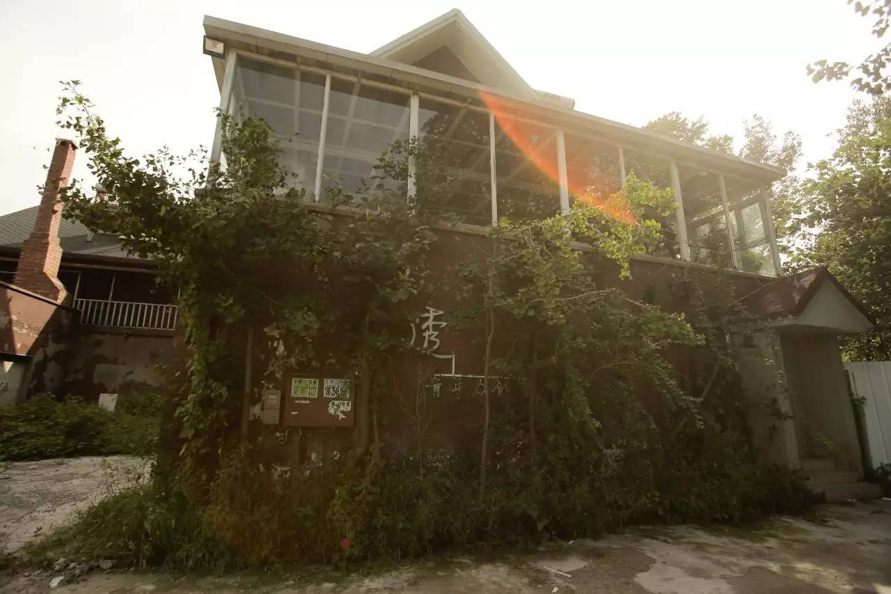 ▲失戀博物館位于北京市通州區(qū)宋莊鎮(zhèn)的一個(gè)重創(chuàng)空間內(nèi)，這里是一個(gè)藝術(shù)家集聚區(qū)。