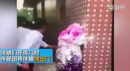 據(jù)澎湃新聞消息，近日廣東江門開平某村又現(xiàn)惡俗婚鬧。男方兄弟團去接新娘的時候，先用彩帶對著姐妹團狂噴，后來甚至有人用滅火器直接噴伴娘面部，害的伴娘差點被送進醫(yī)院。