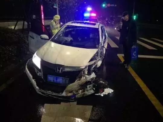 今天凌晨，杭州一對環(huán)衛(wèi)工夫婦被車撞進錢塘江