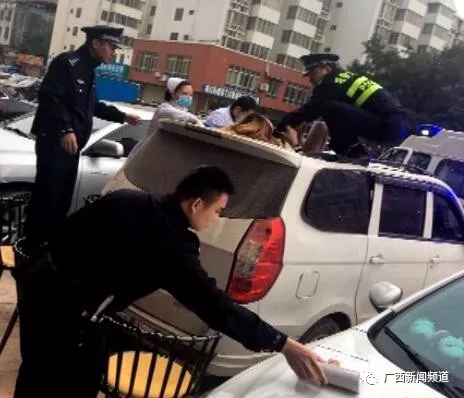 ▲女子跌落至一面包車(chē)車(chē)頂，民警和醫(yī)護(hù)人員將其救下。