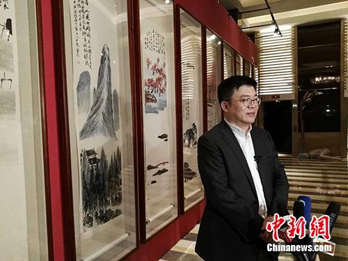 北京保利拍賣執(zhí)行董事趙旭在當(dāng)晚接受采訪。<a target='_blank'  _fcksavedurl='http://www.chinanews.com/' _fcksavedurl='http://www.chinanews.com/' >中新網(wǎng)</a>記者 宋宇晟 攝