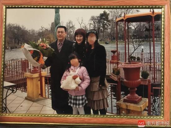 回國(guó)之前的張津華和王煥凱，兩個(gè)可愛(ài)的女兒，一家四口曾經(jīng)幸福的生活。