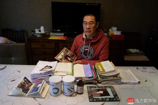 王煥凱及家人這些年照顧張津華做的護(hù)理記錄。（羅逸爵 攝）