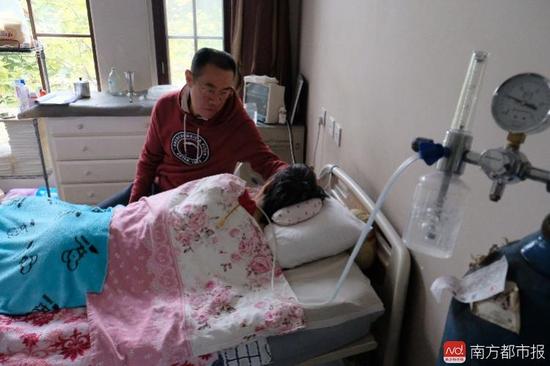 氧氣的轟隆聲，一刻不停地在這個(gè)家里“吵”了九年多。（羅逸爵 攝）