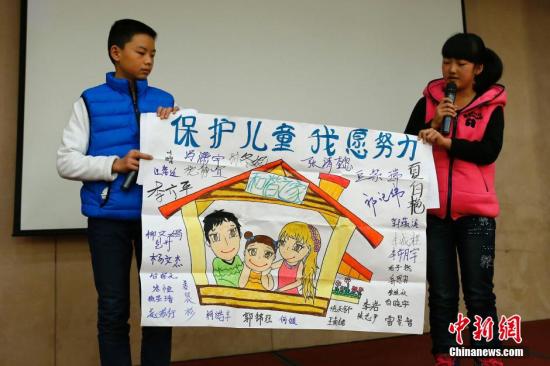 12月4日，由全國婦聯(lián)和聯(lián)合國兒童基金會在北京共同舉辦了“共同行動——停止對兒童暴力，促進(jìn)兒童保護”的主題宣傳活動。圖為活動兒童代表以繪畫的形式說出他們的心聲。<a target='_blank'  _fcksavedurl='http://www.chinanews.com/'>中新社</a>發(fā) 富田 攝