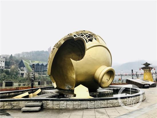 △茅臺鎮(zhèn)1915廣場著名的“壇碎”雕塑。