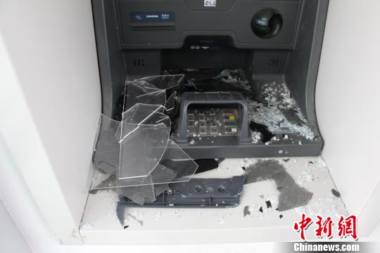 被砸的ATM機(jī)。萬山警方提供