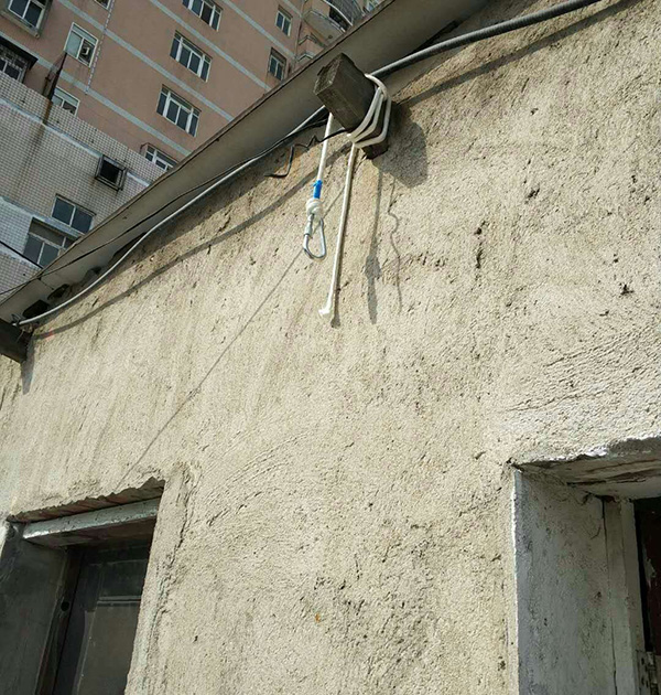 懸掛的登山繩子和房梁。
