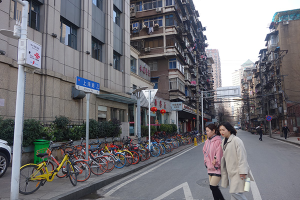 上海路的兩邊，大多是一些老房子。