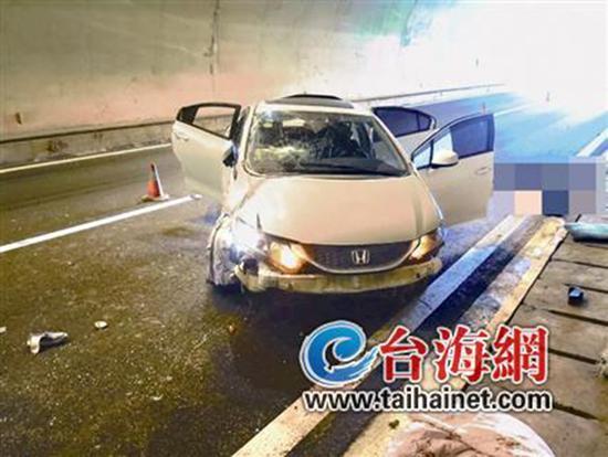 小車在龍巖高速隧道內(nèi)翻車，擋風(fēng)玻璃脫落。 臺(tái)海網(wǎng) 圖