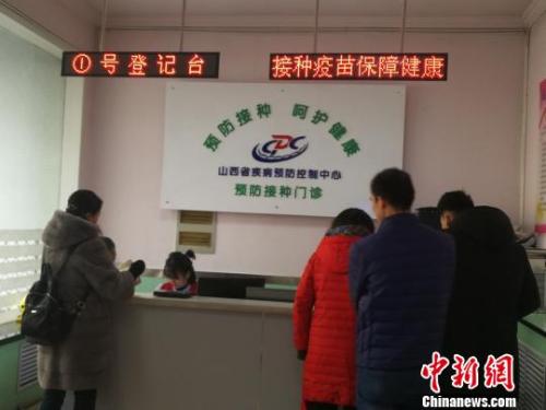 當日，山西省疾病預(yù)防控制中心門診部擠滿了前來接種和咨詢四價宮頸癌疫苗的女性。 范麗芳 攝